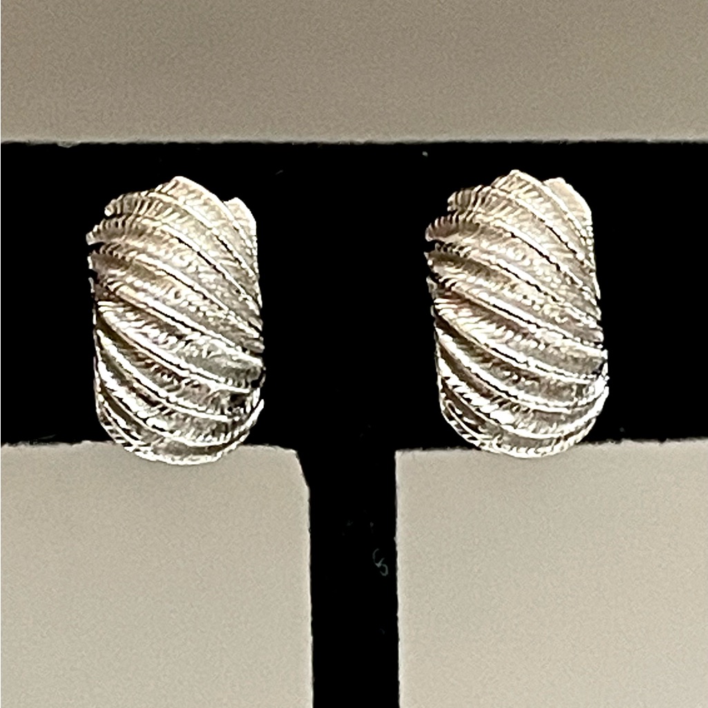Crown Trifari Vintage Shell Clip Earrings 1960s Silver Tone Mid Century Retro 28$